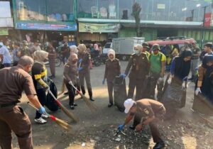 Kejari Lebak Bersama TNI-Polri, Peduli Lingkungan di Pasar Rangkasbitung