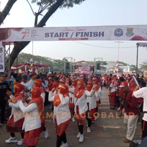 Gerak Jalan Santai Masyarakat Ciakar Padati Jalan Desa, Jelang Penutupan Gelaran HUT RI Ke-78