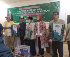 Giat Ketahanan Pangan, Bupati Purwakarta Membagikan Alat Pertanian ke Petani.