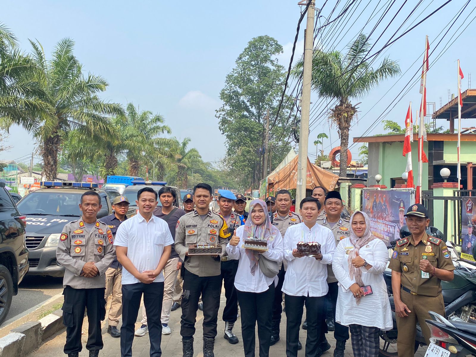 Wakapolsek dan Sekcam Cikupa di Dampingi Kepala Kelurahan Sukamulya Datangi Koramil 04/ Cikupa, Ucapkan Selamat HUT TNI Ke-78