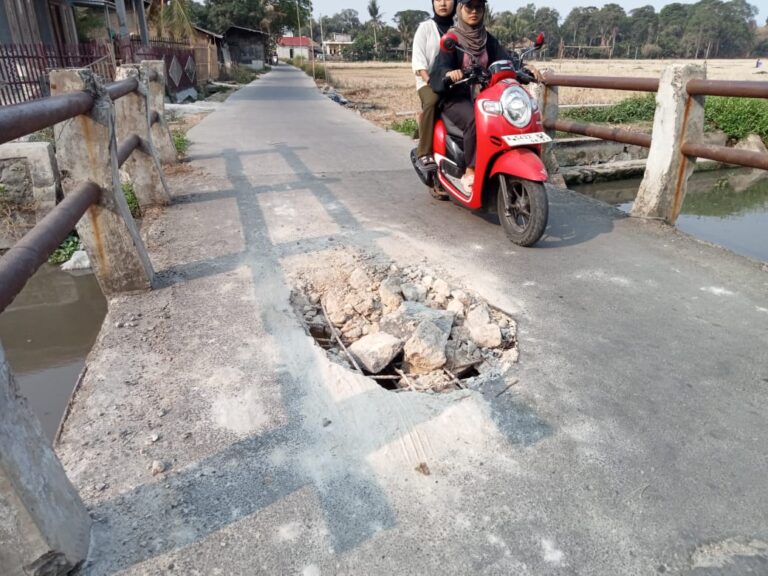 Warga kampung Serdang Minta, Segera Perbaiki Jalan Jembatan Yang Berlubang