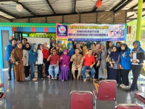 PELATIHAN MENINGKATKAN KEMAMPUAN BERBICARA BAHASA INGGRIS MENGGUNAKAN CREATIVE LEARNING MEDIA BAGI PKK RW 13 KELURAHAN CIBUBUR