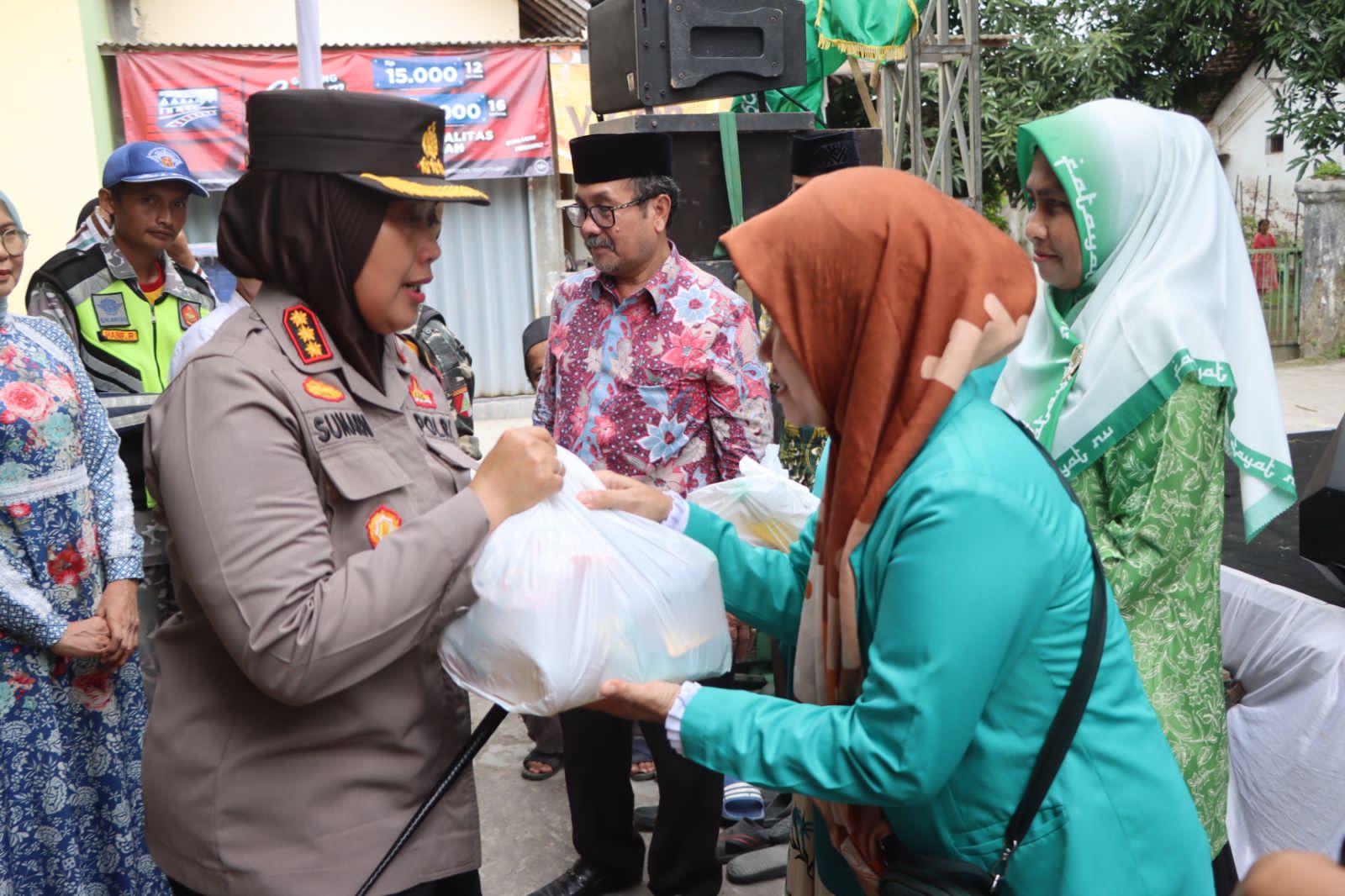 Warga Serbu Bazar Murah Ramadhan Kolaborasi PCNU, Disperdagin, dan Polresta Cirebon