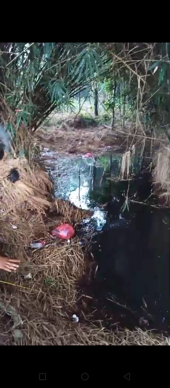 Warga Keluhkan Air Hitam dan Bau Menyengat Di Sepanjang Sungai Desa Bojot Jawilan