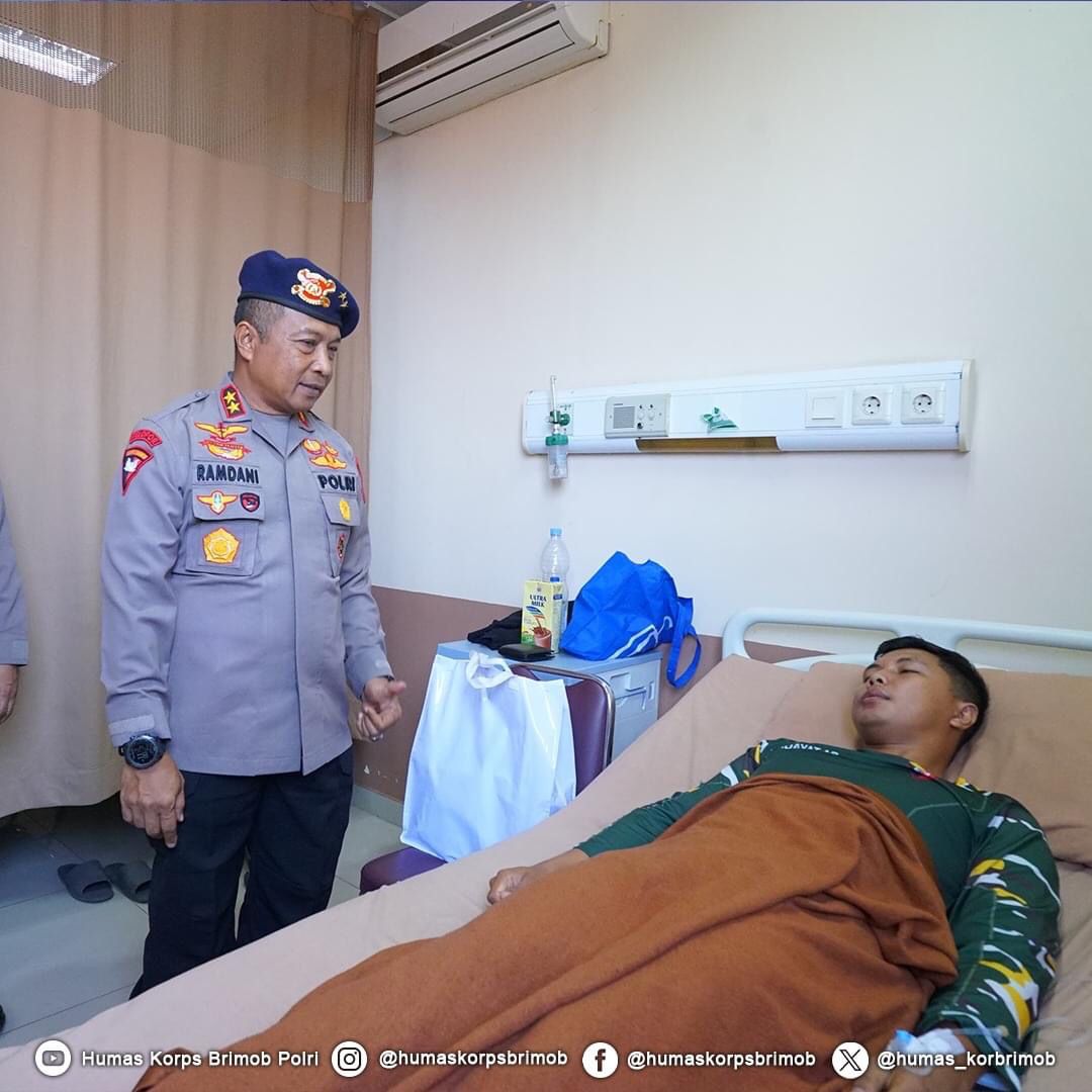 Wadankorbrimob Polri Jenguk Anggota Yang Sedang Sakit di RSBB