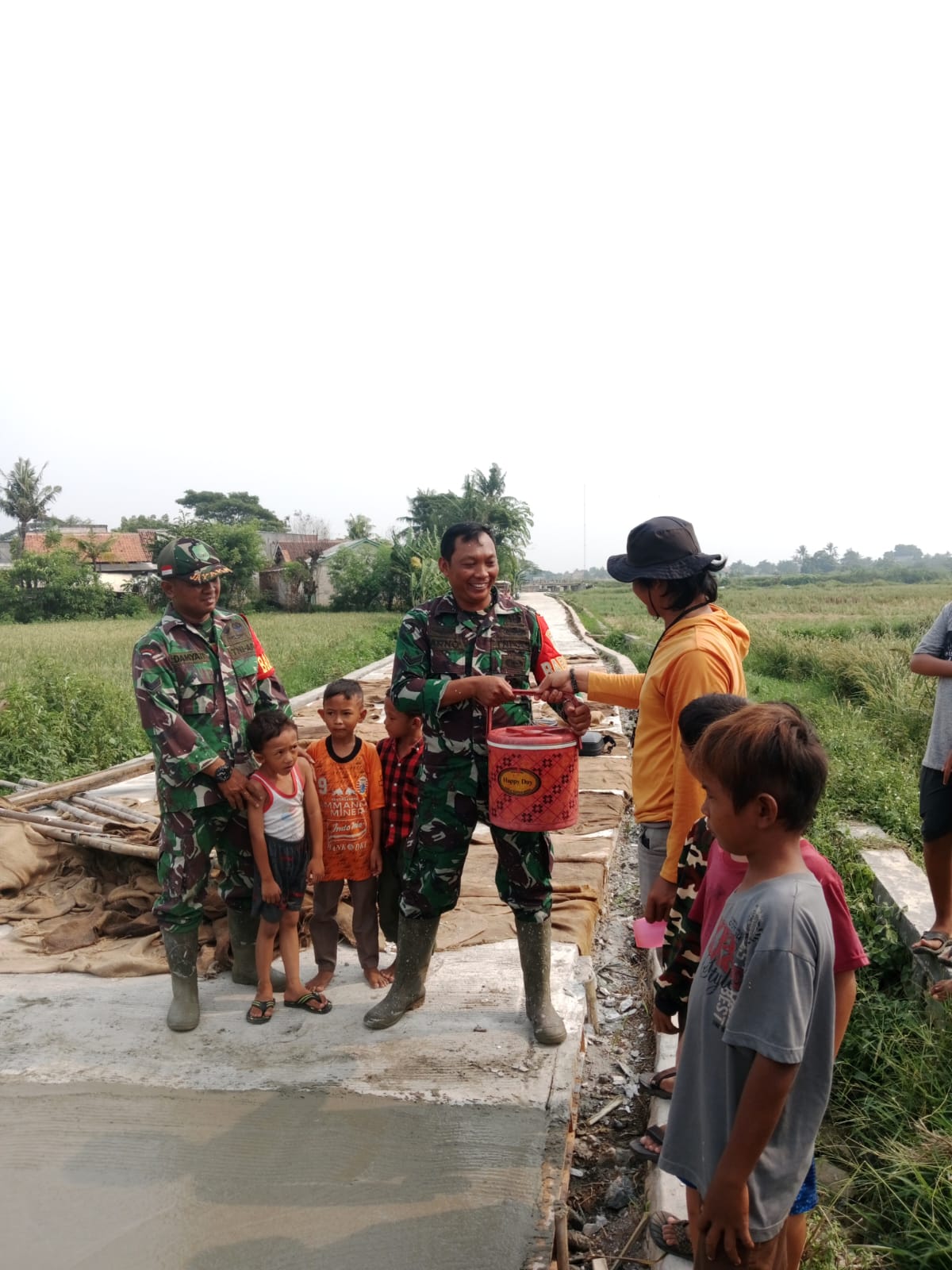 Warga Suguhkan Minuman Segar, Satgas TMMD Pelepas Dahaga Di Panas Teriknya Matahari