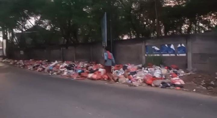 Warga Keluhkan Tumpukkan Sampah yang Mulai Tercium Bau dan Padat Sepanjang Jalan Otonom Desa Talagasari