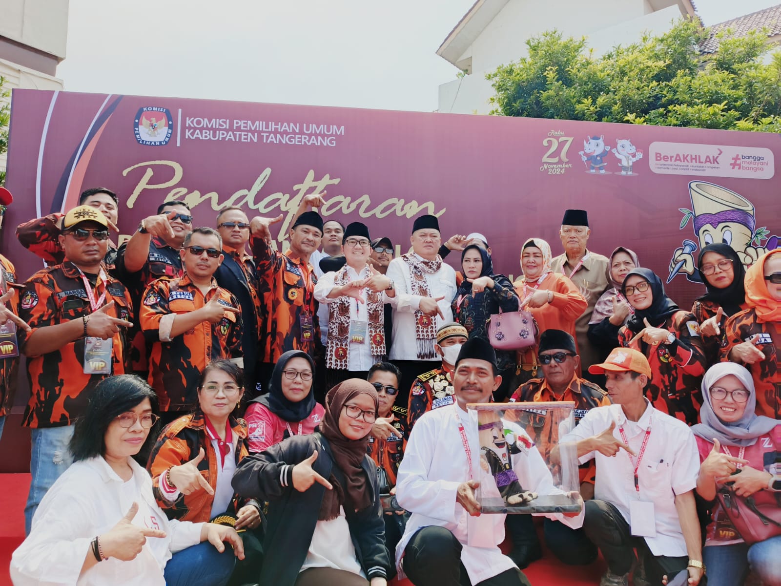 Zulkarnain - Lerru Daftar di Hari Pertama Pendaftaran di  KPUD Kabupaten Tangerang di Iringi Ratusan Relawan