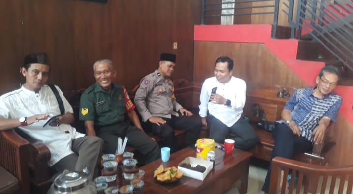 Wujudkan Kepedulian, Bhabinkamtibmas dan Babinsa Sambang Sekaligus Jenguk Kepala Desa Yang Sakit