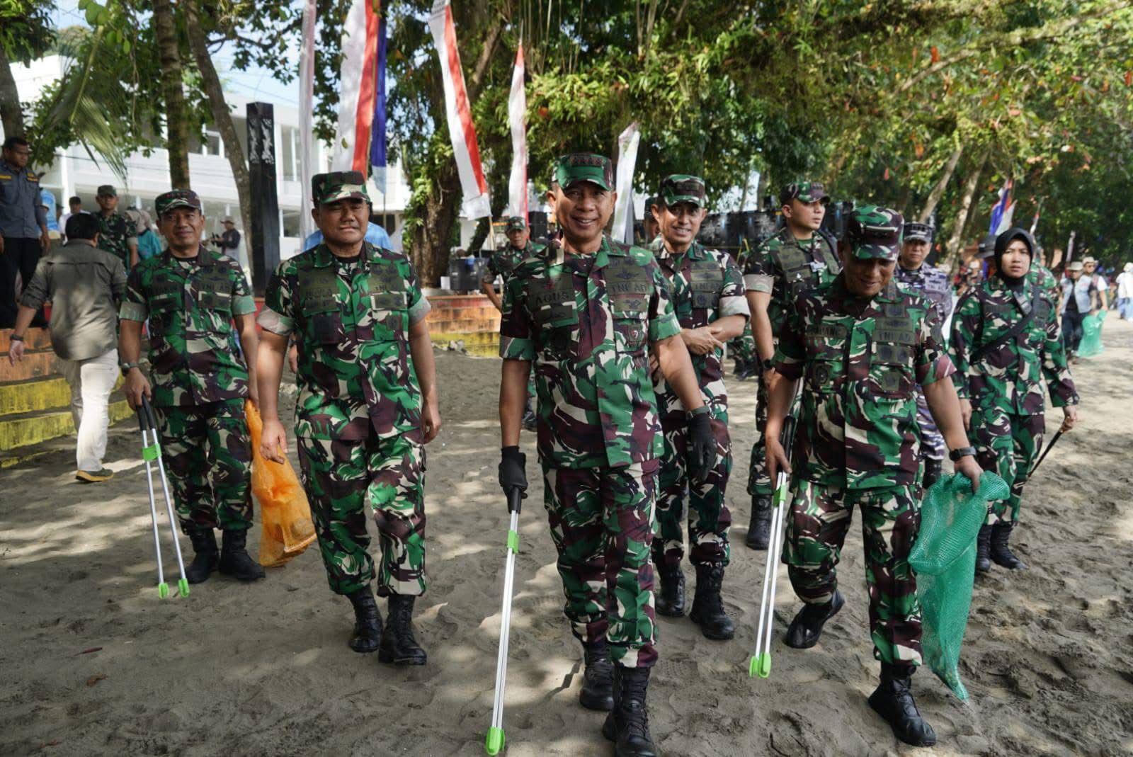 Panglima TNI Membuka Secara Resmi Aksi Bersih Pantai, Wujud Nyata TNI Peduli Lingkungan