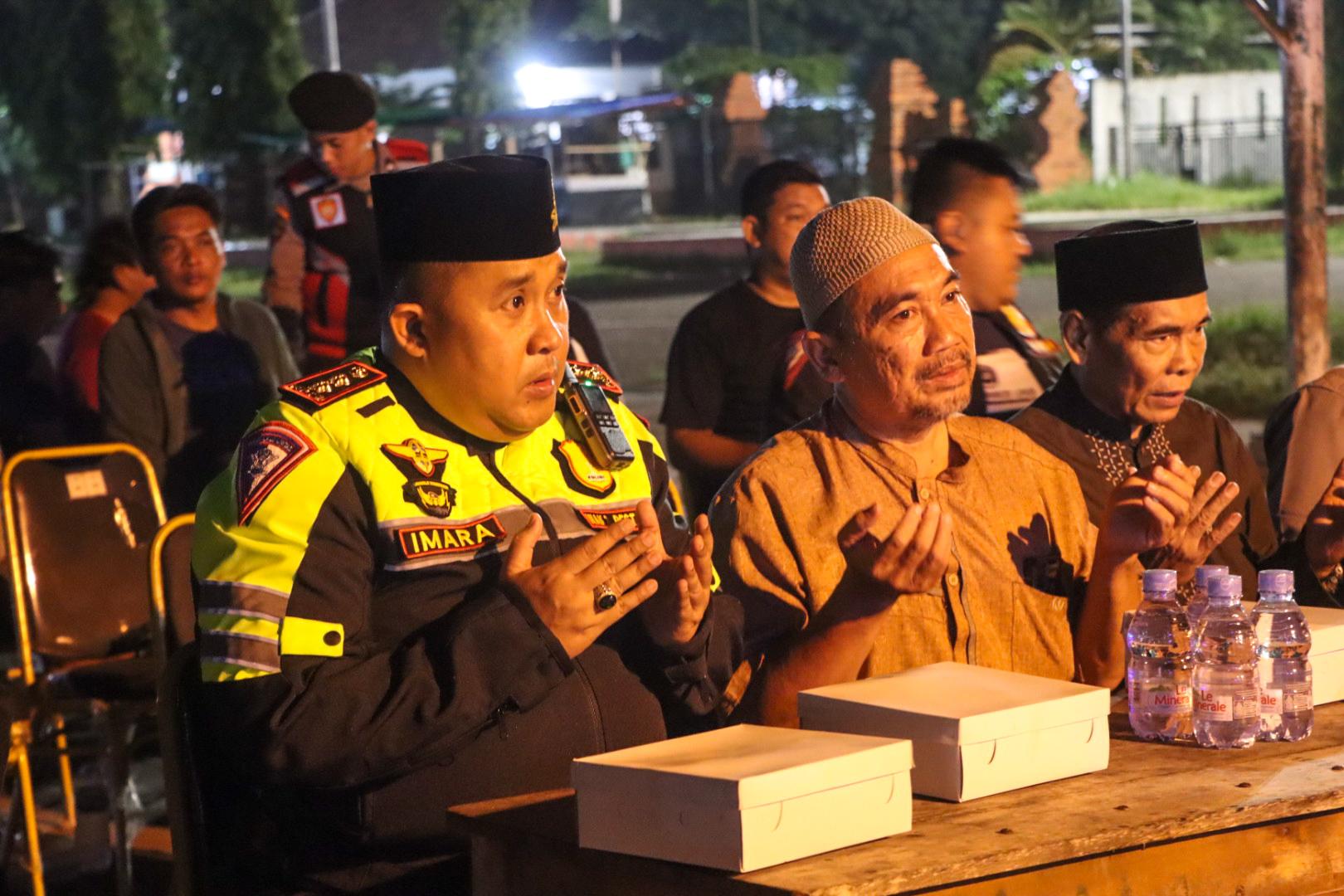 Wujudkan Ramadhan Aman, Polresta Cirebon Gelar Patroli Sahur Bangunkan Warga Hingga Santap Sahur Bersama