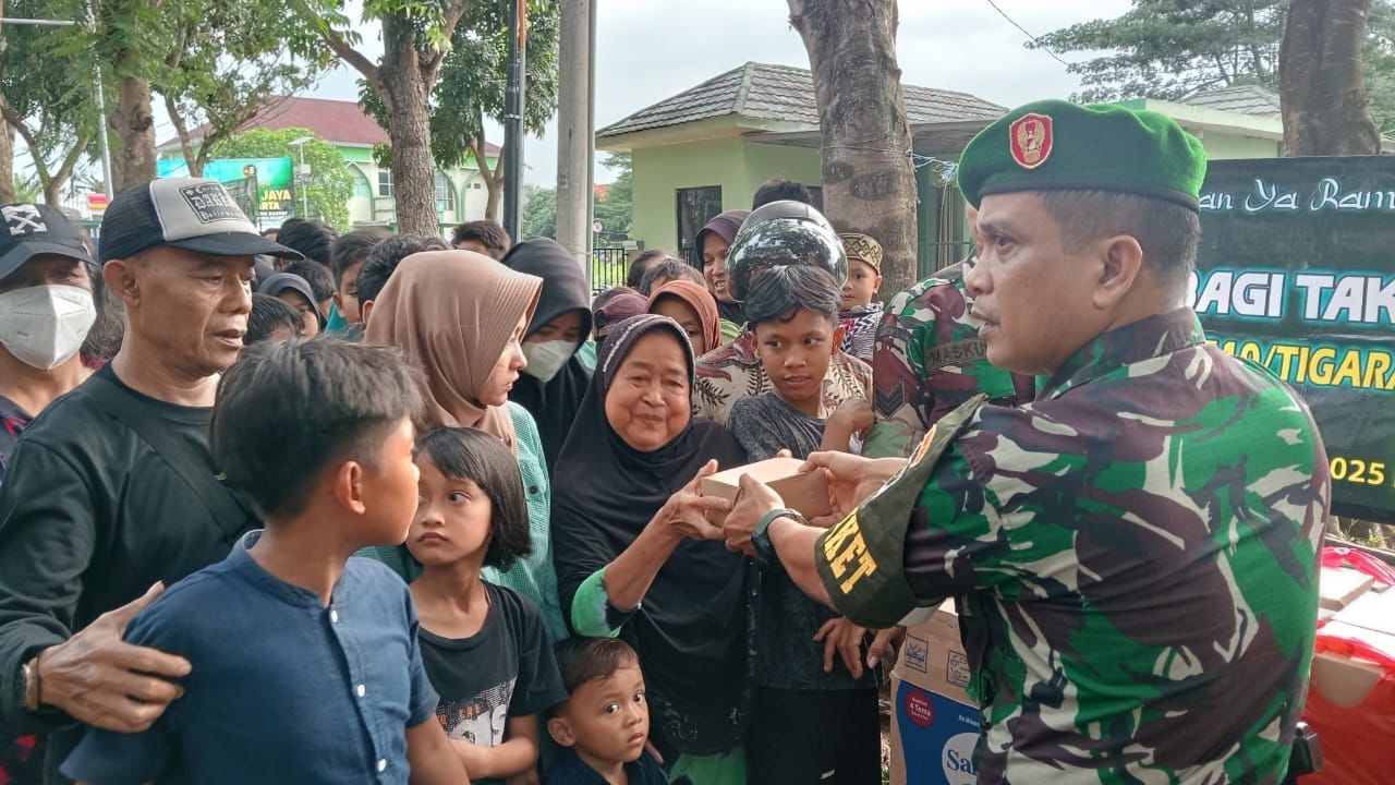 Antrean Panjang, Warga Sabar Dapatkan Takjil di Kodim 0510/Tigaraksa