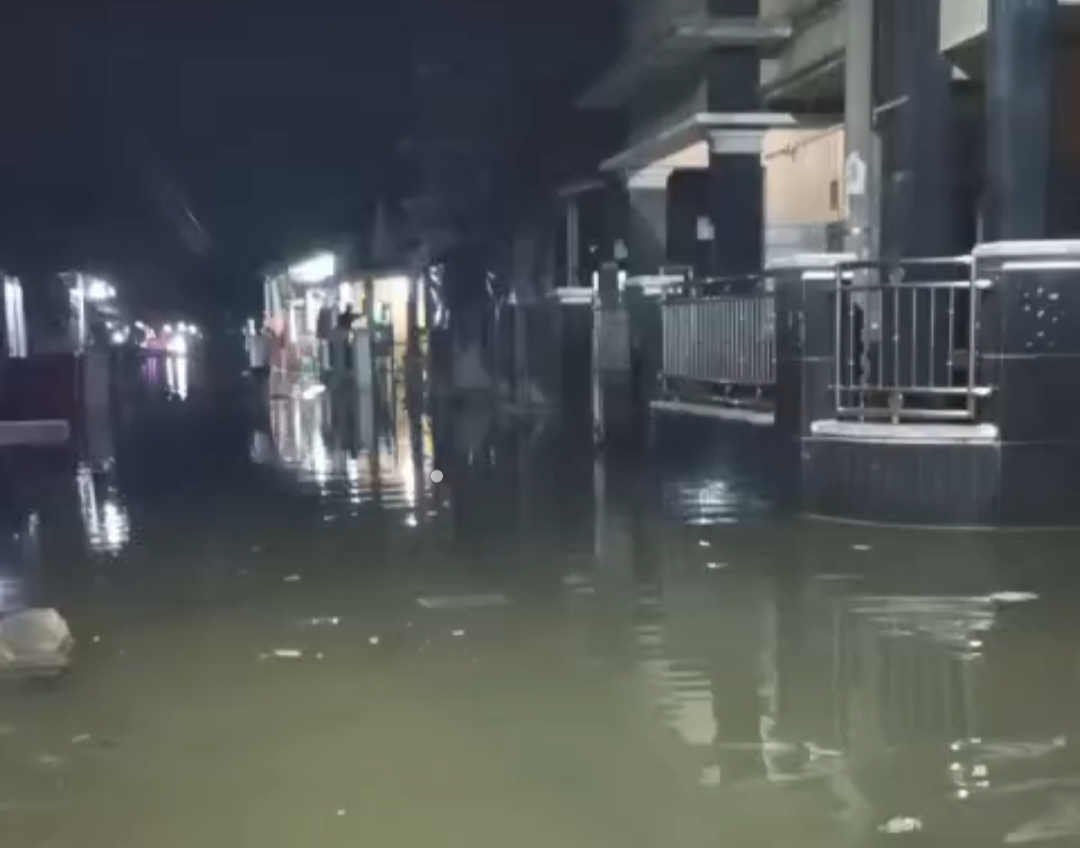 Warga Ambulu Resah Akibat Rob dan Banjir