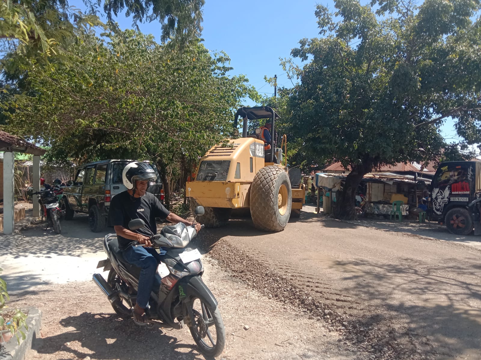 Jalan Hotmix Mulai Dikerjakan, Warga RT 007 - 008 Fatululi Lega dan Bersyukur