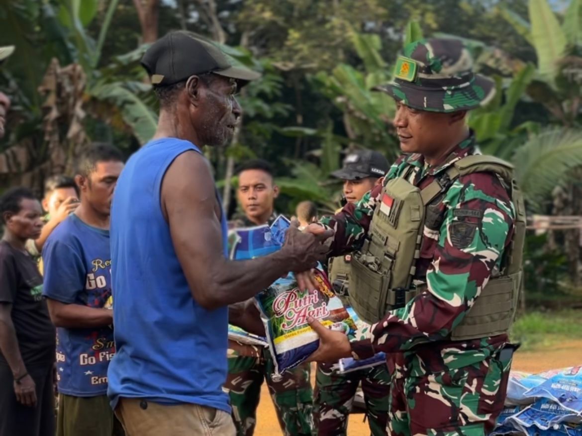 Wujudkan Kemanunggalan TNI dan Rakyat, Satgas Yonif 144/JY Beri Bantuan Sembako