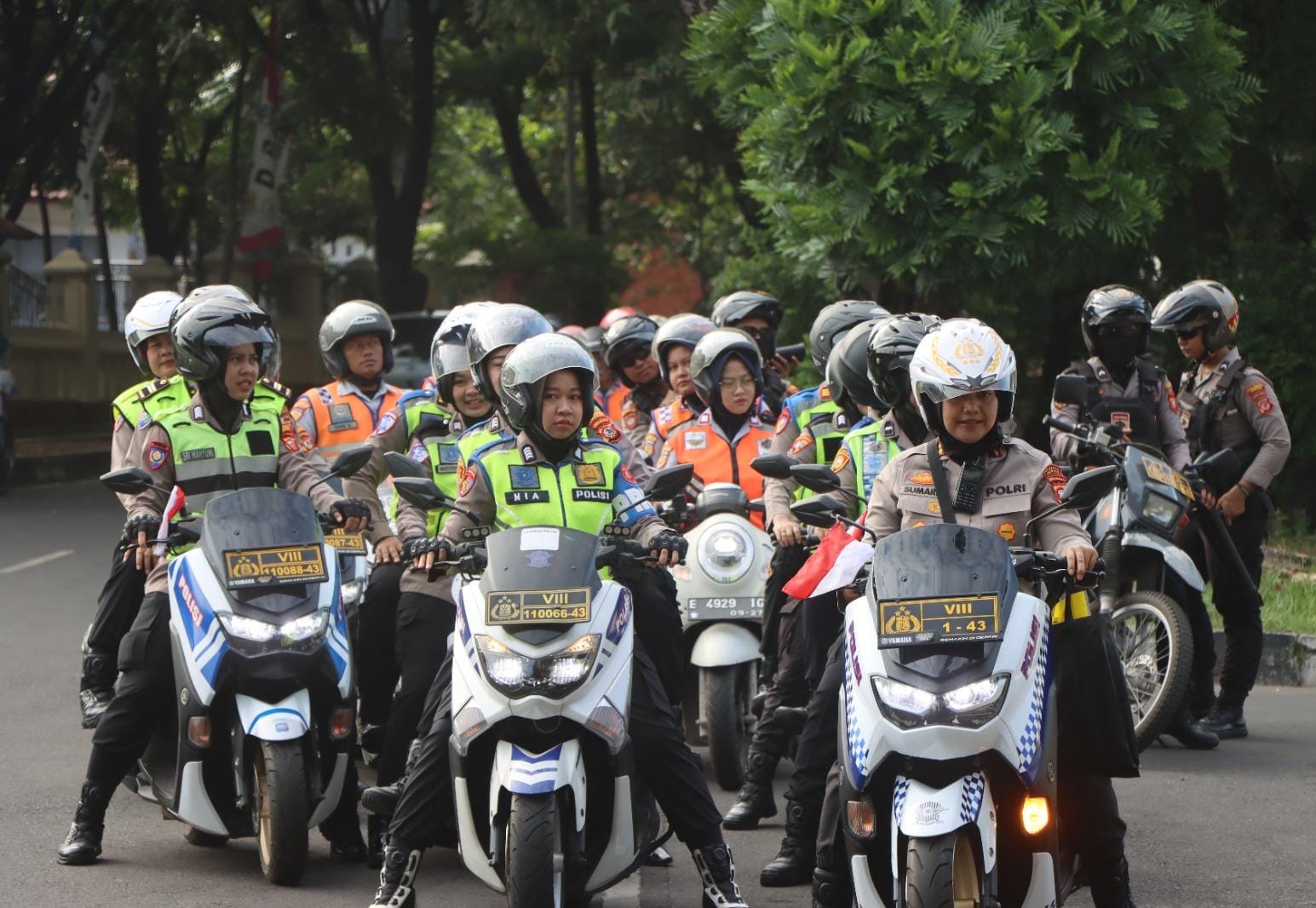 Walau Usai Didemo, Polwan Polresta Cirebon Tetap Humanis Bagikan Sembako di Jalan
