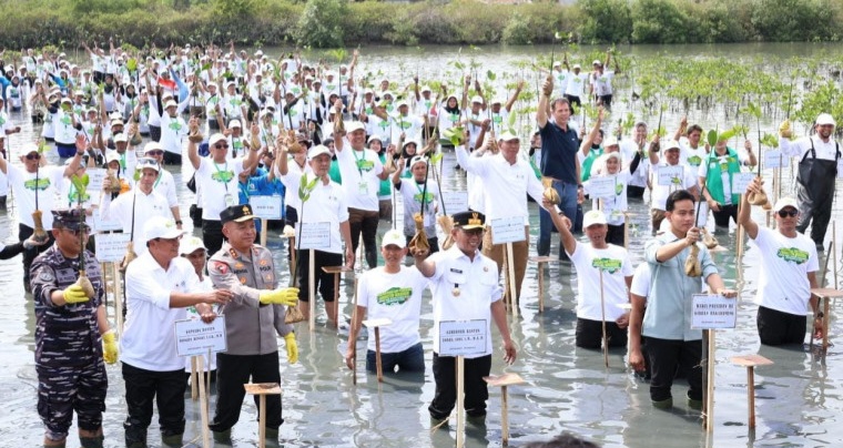 Bupati Tangerang Dampingi Wapres RI Gibran Rakabuming Raka Tanam Mangrove