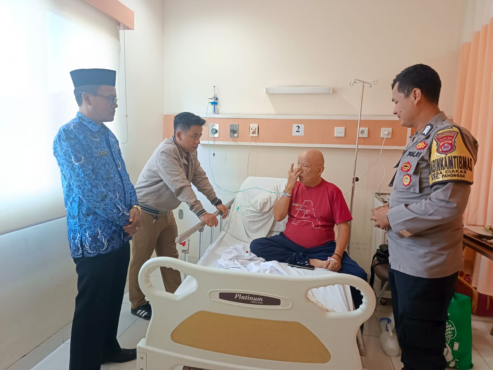 Kepala Desa Ciakar dan Polsek Panongan Jenguk Warga yang Sakit, Wujud Sinergi dan Kepedulian Sosial