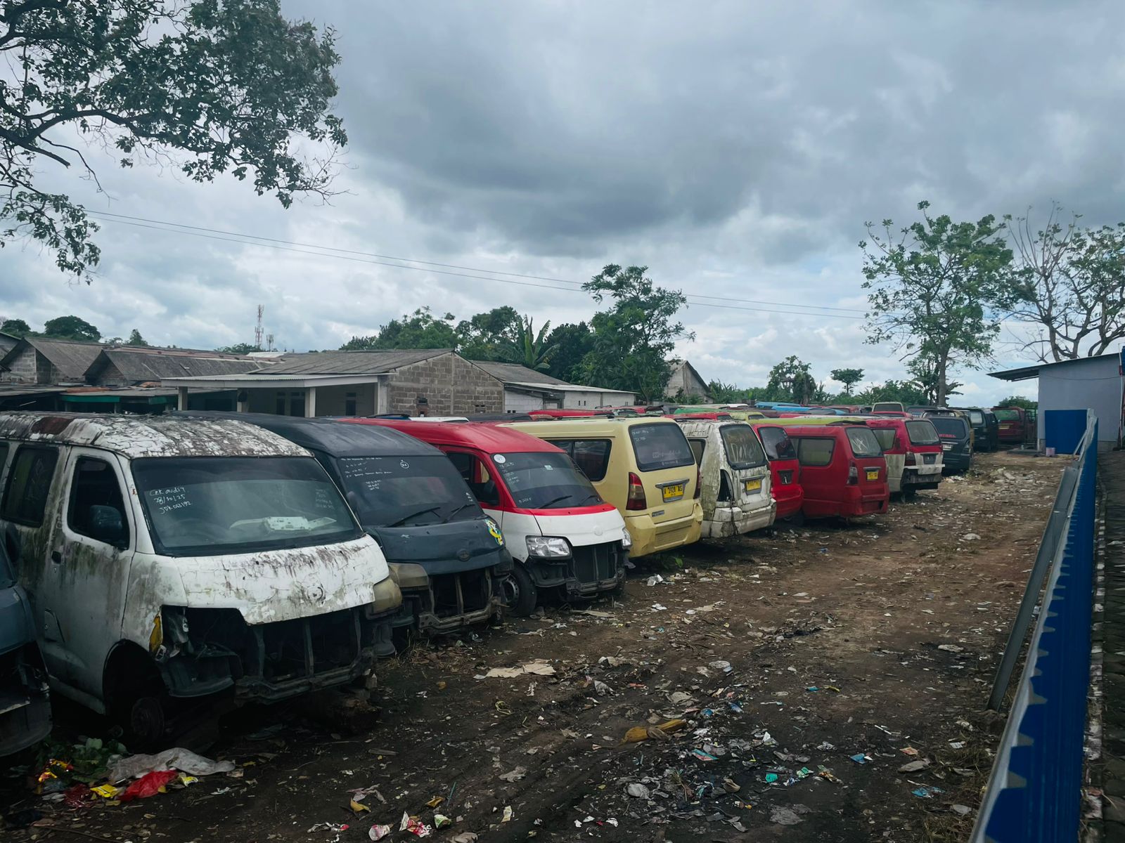 Warga Resah, Deretan Angkot Rusak Teronggok di Pinggir Permukiman Serdang Kulon