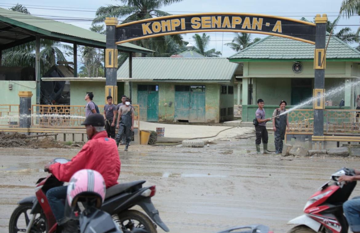 Wujud Sinergi TNI–Polri, Brimob Bantu Penanganan Dampak Banjir di Markas Yonif 111 Aceh Tamiang