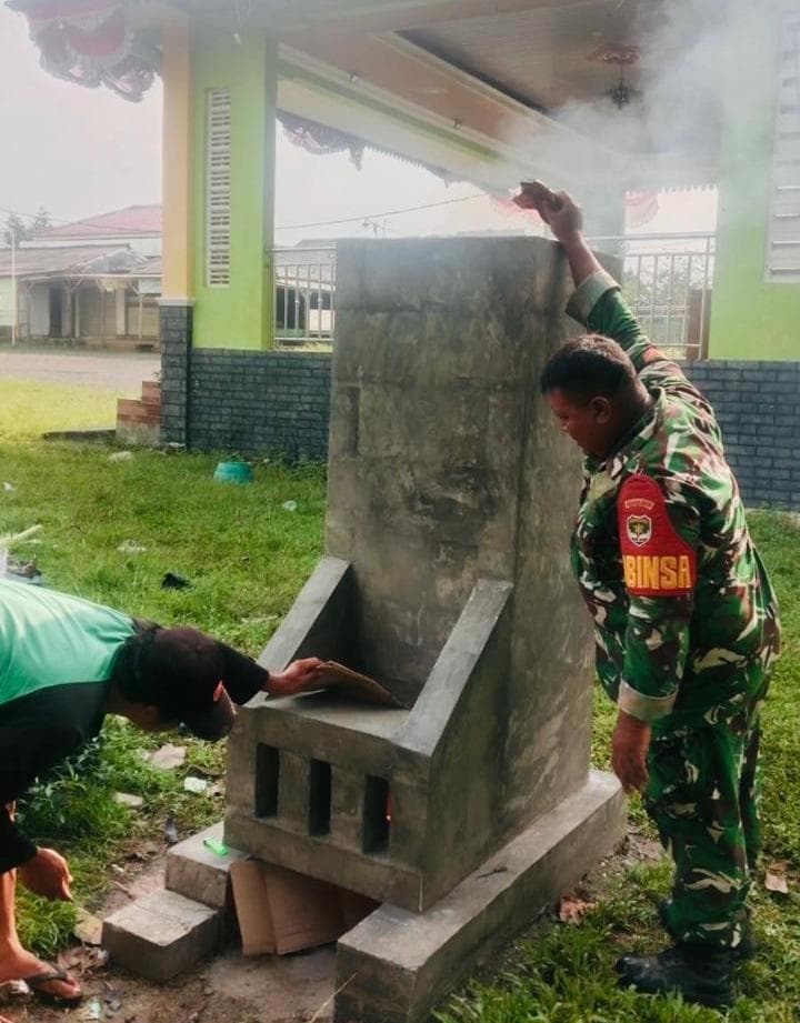 Babinsa Koramil Panongan Uji Coba Insinerator Bersama Warga, Upaya Bersihkan Lingkungan dari Sampah