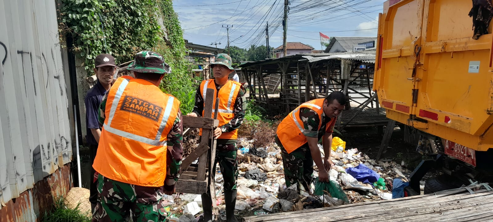 Satgas Sampah Kodim 0510/Tigaraksa Bersihkan Tumpukan Sampah di Kresek, Wujudkan Lingkungan Lebih Bersih