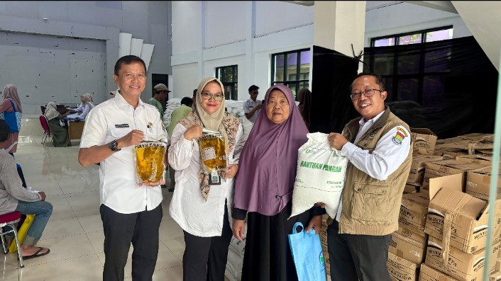 Wujud Kepedulian Ketahanan Pangan, Jasa Prima Logistik Bersama Kelurahan Sukamulya Salurkan Bantuan Beras BULOG Kepada 1090 Penerima Manfaat