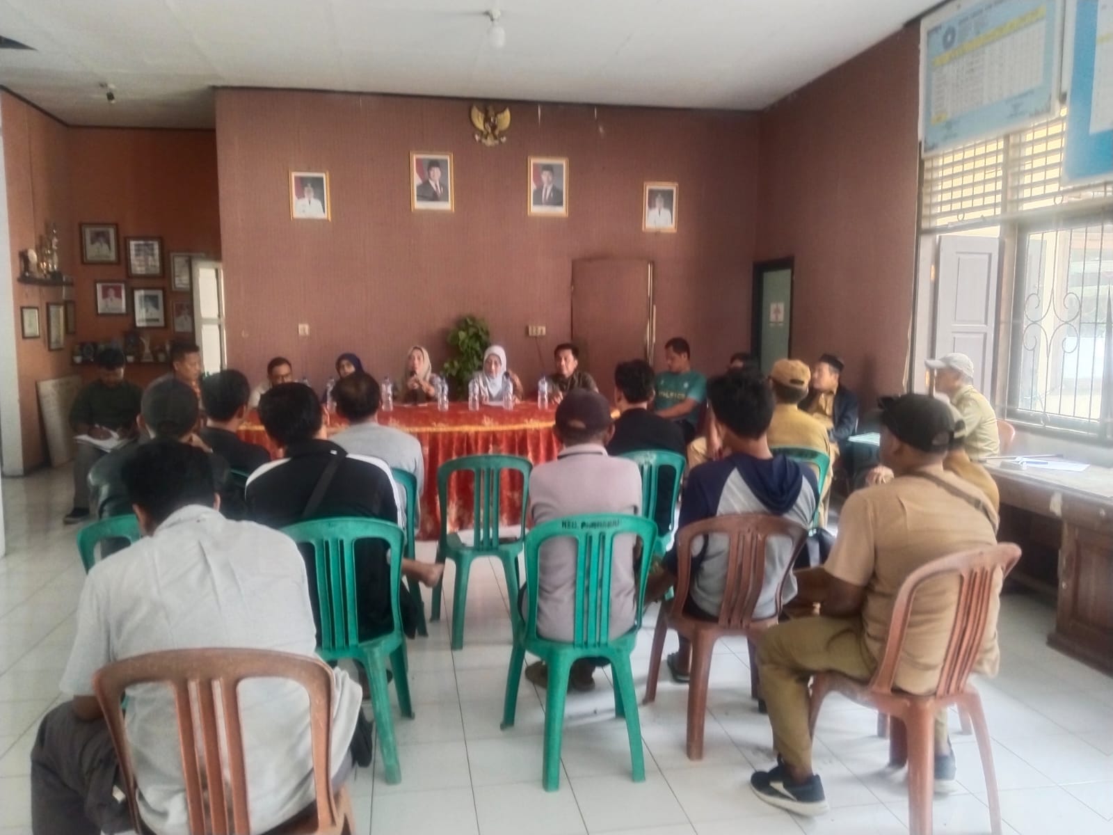 Audiensi Memanas, Warga Hulu Banteng Desak Kuwu Dinonaktifkan Sementara