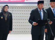 Photo Bupati Tangerang sedang mengambil sumpah enam Pejabat Eselon II Pemerintah Kabupaten Tangerang di Aula Pendopo, Jumat (31/7/26)