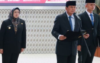 Photo Bupati Tangerang sedang mengambil sumpah enam Pejabat Eselon II Pemerintah Kabupaten Tangerang di Aula Pendopo, Jumat (31/7/26)