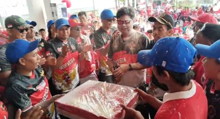 Warga Cari Doorprize, Sekdes Lomri Malah Dapat Surprise Ulang Tahun
