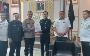 Photo wakapolresta Tangerang saat berdialog dengan Peserta Didik (Serdik) Sekolah Staf dan Pimpinan Menengah (Sespimmen) Polri Dikreg ke-67 Tahun Anggaran 2026 dalam kegiatan Management Course Level III di Polresta Tangerang, Kamis (13/8/2026).