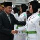 Photo Bupati Tangerang Moch. Maesyal Rasyid bersama Forkompinda Kabupaten Tangerang saat bersalaman memberi selamat kepada 54 anggota Paskibraka di Aula Pendopo Bupati Tangerang, Kamis (13/08/26).