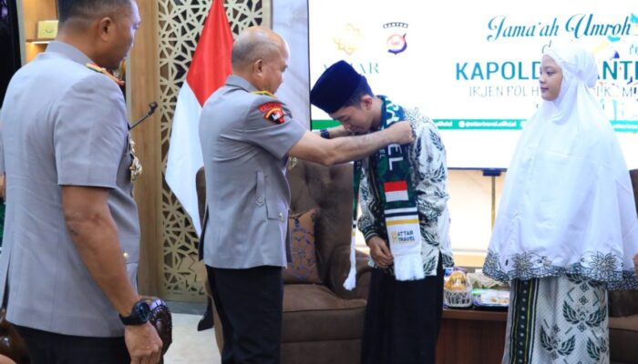 Foto Kapolda Banten Irjen Pol. Hengki sematkan syal sebagai simbol lepas 7 Personel Polda Banten bersama Wakapolda Banten Brigjen Pol. Iwan Saktiadi melepas tujuh personel Polda Banten yang akan melaksanakan ibadah umroh di Maung Lounge Polda Banten, Jumat (21/08).