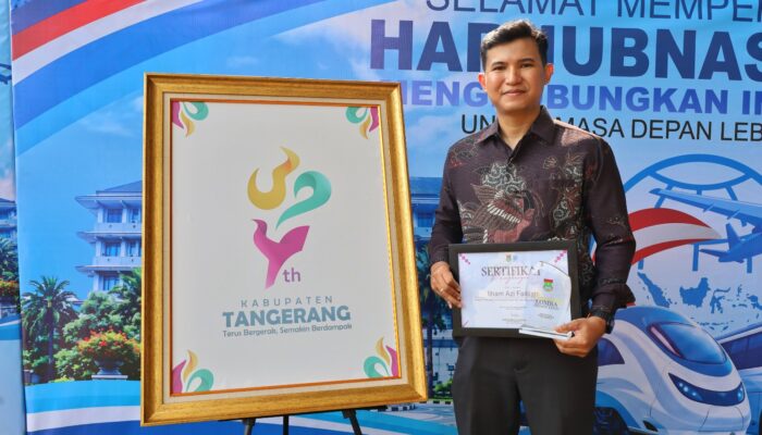 Photo Ilham Azi Fadilah, pemenang Logo dengan mengangkat tema “Terus Bergerak Semakin Berdampak”. Tema yang diterjemahkan dalam bentuk visual obor dengan api yang sedang berkobar.