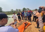 Poto Seorang bocah perempuan berusia 13 tahun sedang diangkut setelah meninggal dunia akibat tenggelam ketika berenang bersama tiga kawannya di Danau bekas galian pasir lingkup Pusat Pemda kabupaten Tangerang, Desa Margasari, Kecamatan Tigaraksa, pada Rabu (16/9/2026).