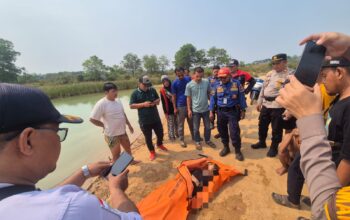 Poto Seorang bocah perempuan berusia 13 tahun sedang diangkut setelah meninggal dunia akibat tenggelam ketika berenang bersama tiga kawannya di Danau bekas galian pasir lingkup Pusat Pemda kabupaten Tangerang, Desa Margasari, Kecamatan Tigaraksa, pada Rabu (16/9/2026).