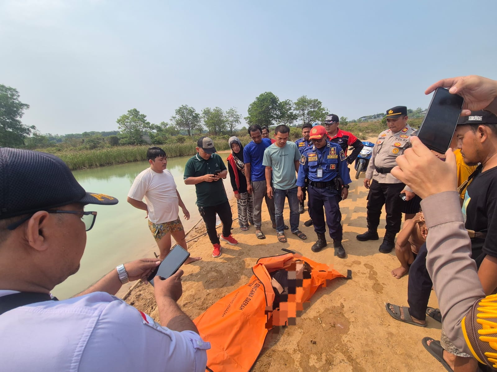Poto Seorang bocah perempuan berusia 13 tahun sedang diangkut setelah meninggal dunia akibat tenggelam ketika berenang bersama tiga kawannya di Danau bekas galian pasir lingkup Pusat Pemda kabupaten Tangerang, Desa Margasari, Kecamatan Tigaraksa, pada Rabu (16/9/2026).
