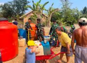 Kemarau Melanda, Kodim 0430/Banyuasin Salurkan Air Bersih untuk Warga Rejodadi