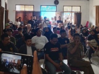 Masyarakat Desa Tunjung Teja Gelar Aksi, Desak Pemkab Serang Pecat Oknum Sekdes