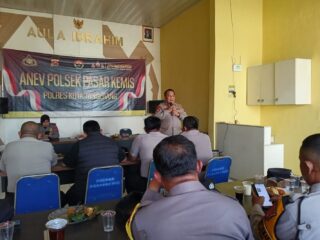 Kapolsek Pasar Kemis Pimpin Anev Bulanan, Tekankan Optimalisasi Quick Wins dan Kesiapsiagaan Personel