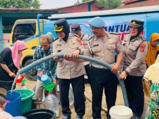 Peduli Dampak Kemarau, Polresta Tangerang Kirim Bantuan Air Bersih ke Warga Panongan